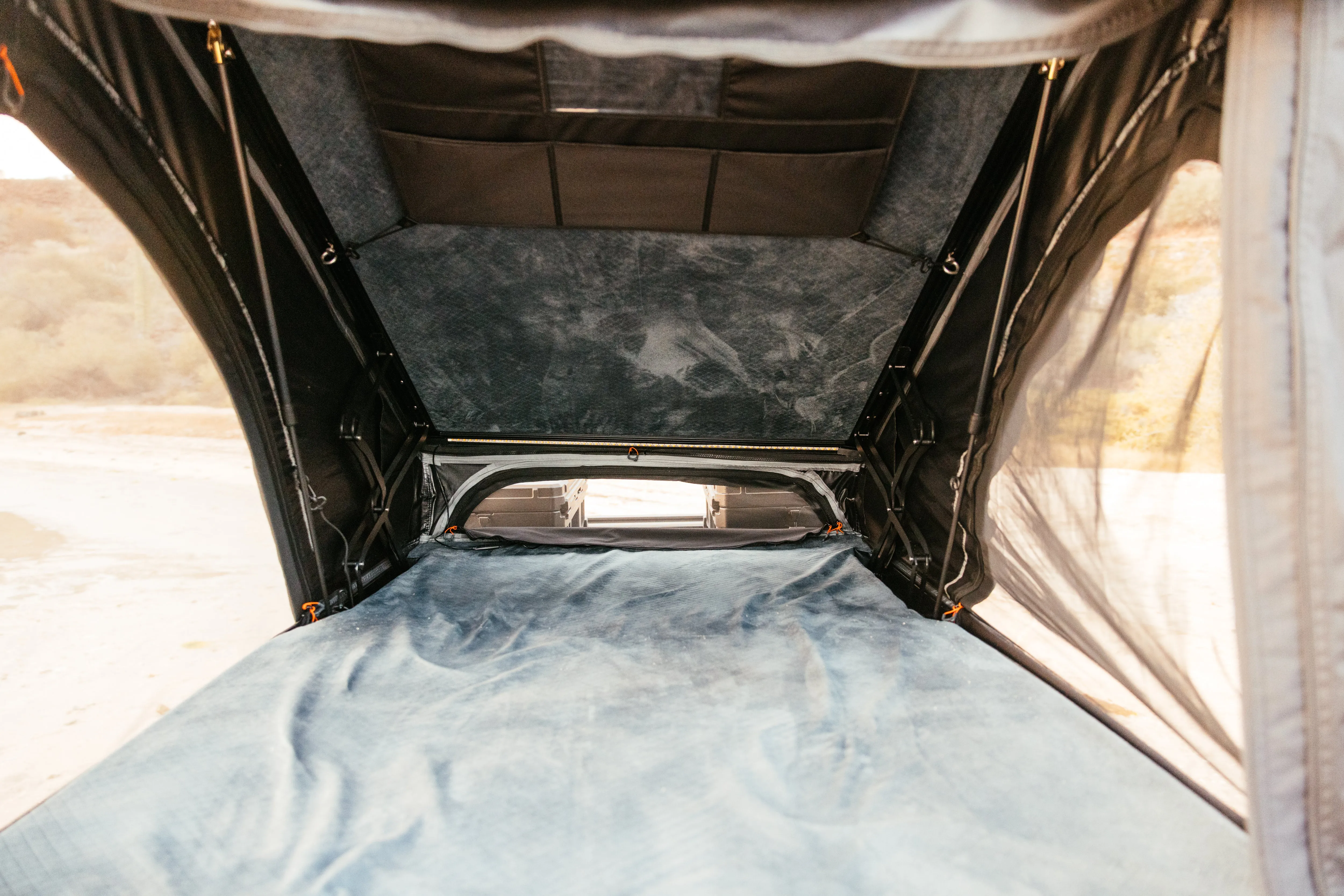 ROAM ADVENTURE | The Desperado Hardshell Rooftop Tent